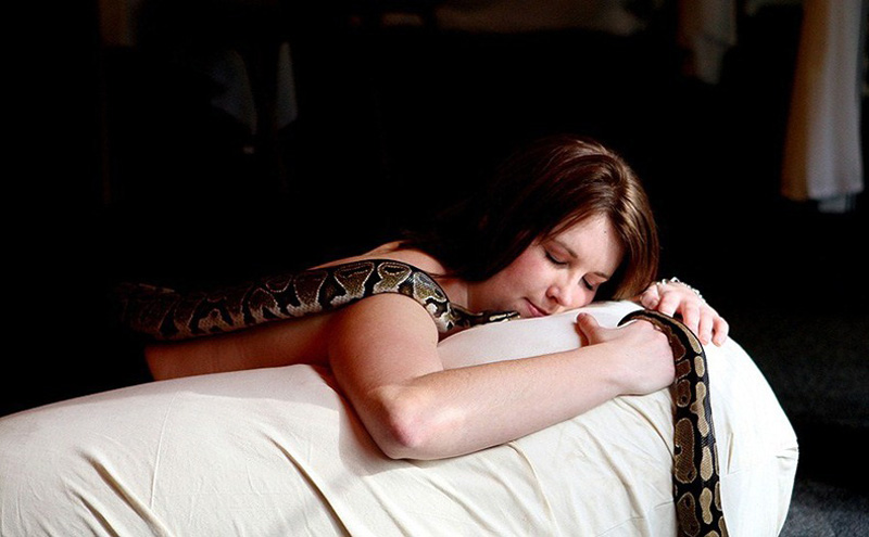 kıza yılanlı masaj